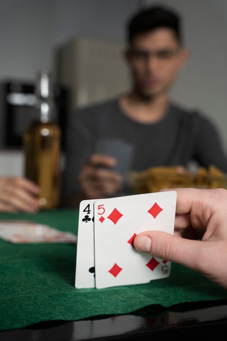 Người dùng Việt Nam duyệt danh mục trò chơi phổ biến trên anhem888 qua điện thoại